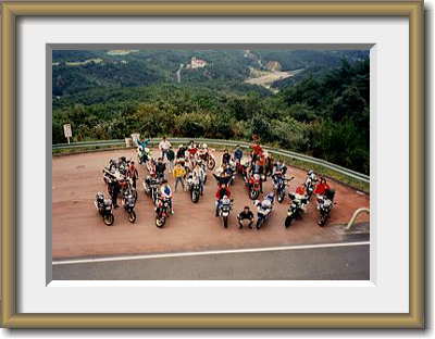 �u�̏ォ��B�e�����o�C�N�ƒ���